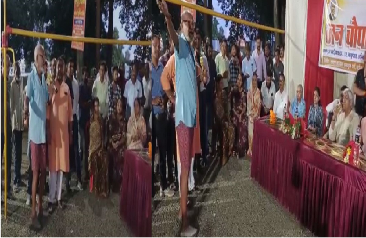 CG News: ‘आप नहीं सुनेंगे तो कौन सुनेगा बाबा..’? डिप्टी सीएम के सामने बुजुर्ग ने हाथ में लोटा लेकर खोली अधिकारियों की पोल, वीडियो वायरल