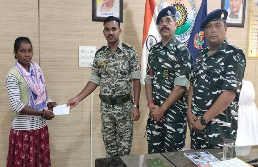 Eight lakh prize woman Naxalite Kawasi Bhime surrendered