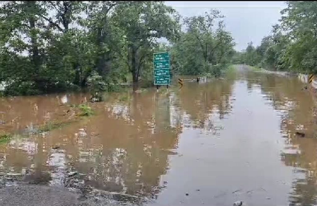 Traffic stopped due to heavy rain