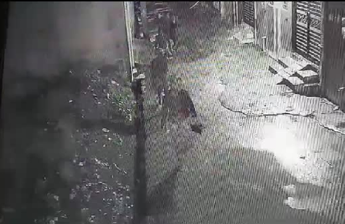 घनी आबादी में भी बेखौफ हुए चोर, चोरी की घटना को अंजाम देने का CCTV फुटेज हुआ वायरल