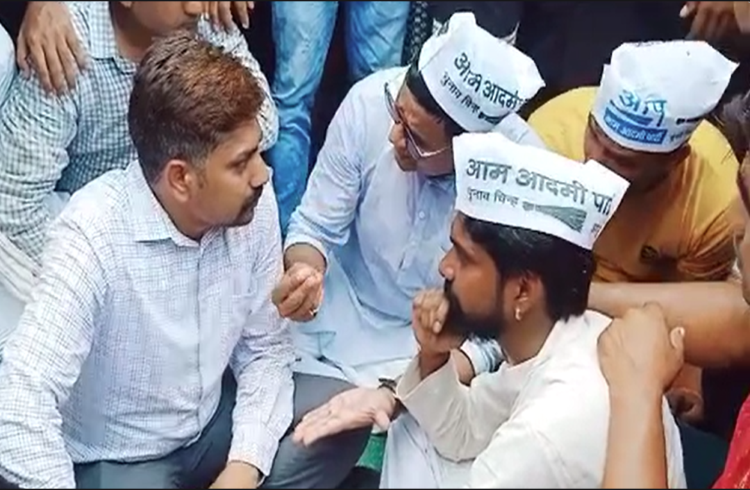 Datia News : जिले में लगातार बिजली कटौती से किसान परेशान, AAP ने प्रशासन के खिलाफ खोला मोर्चा, मौके पर पहुंचे बिजली विभाग ने अधिकारी
