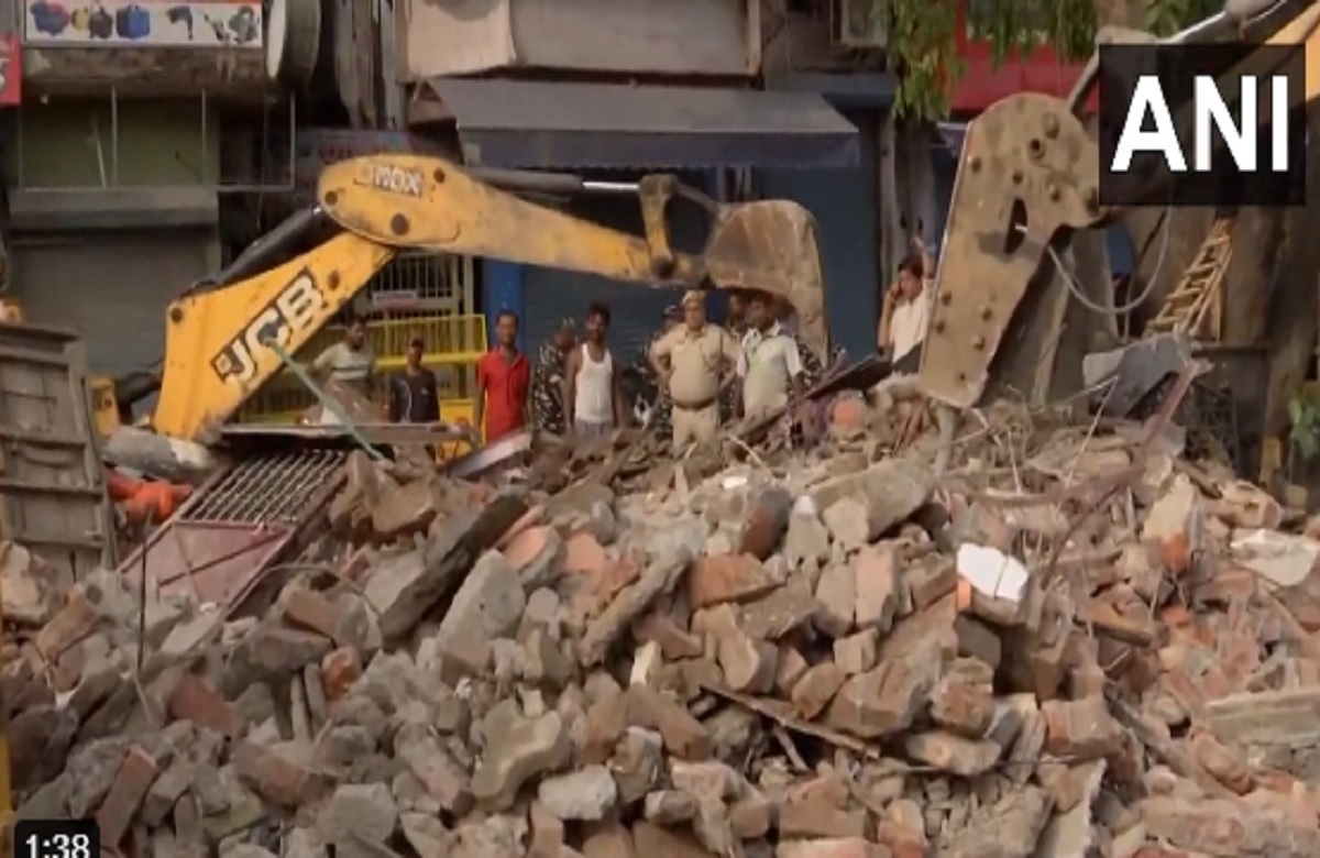 दरगाह-मंदिर पर चला प्रशासन का बुलडोजर, भारी पुलिस बल की तैनाती