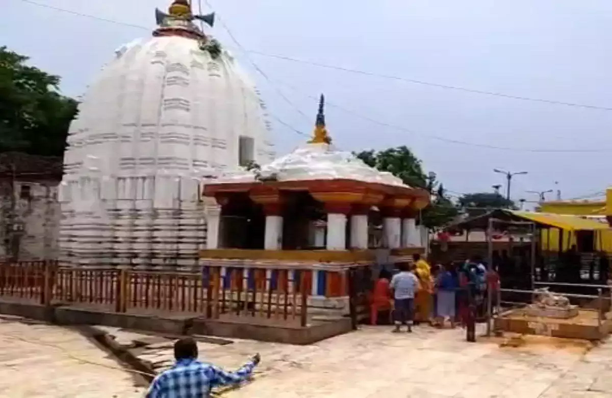 शिव मंदिर में करंट फैलने से चपेट में आए दर्जनों श्रद्धालु, मची चीख पुकार