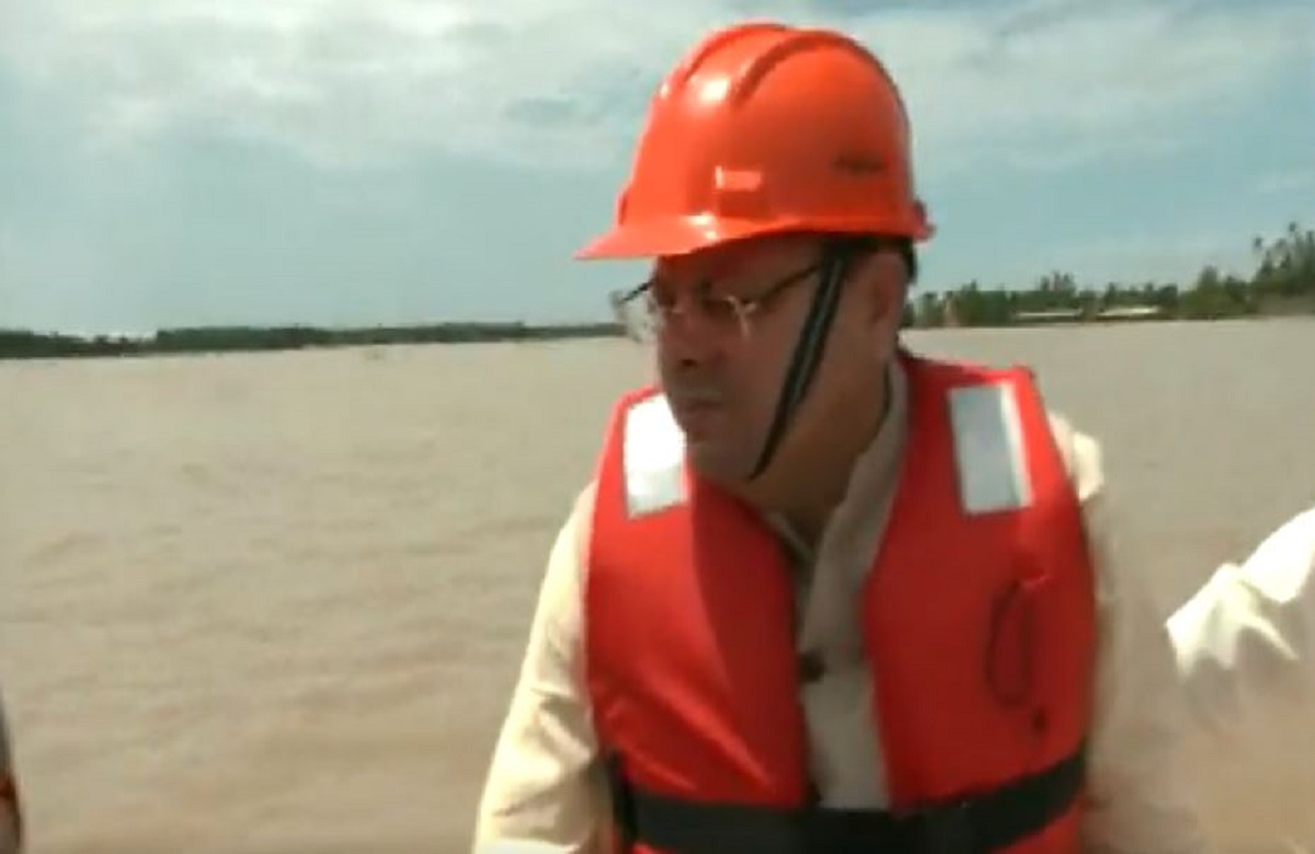 लक्सर पहुंचे सीएम धामी, नाव में सवार होकर बाढ़ प्रभावित क्षेत्रों का किया निरीक्षण, दिए ये अहम निर्देश