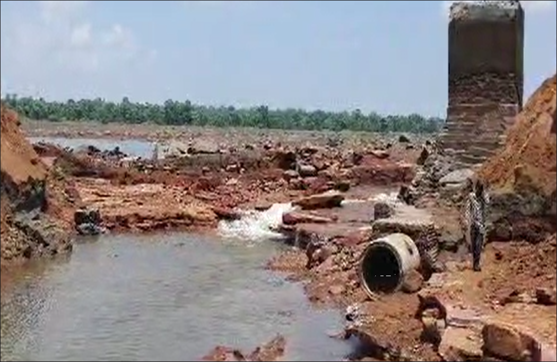 Damoh News : पौड़ी तालाब फूटने के मामले में सागर कमिश्नर ने बड़ी कार्रवाई, दो अधिकारियों को किया सस्पेंड