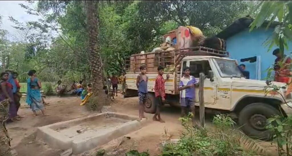 Naxalites order to leave village