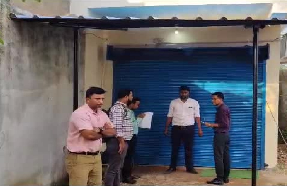 Saraipali News: फर्जी डिग्री के सहारे चला रहे थे हाॅस्पिटल, एसडीएम ने छापा मार कर हाॅस्पिटल किया सील