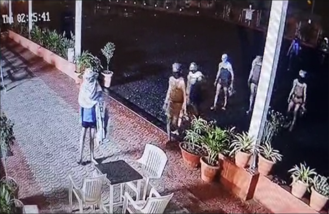 चड्डी बनियान गैंग ने की सुरक्षा गार्ड की जमकर पिटाई, CCTV फुटेज के आधार पर आरोपियों की तलाश जारी