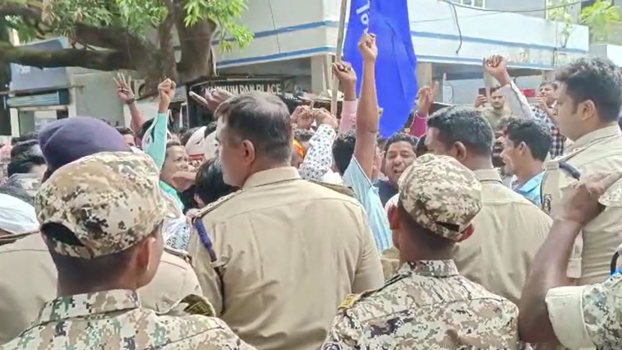 आदिवासी समाज ने राज्य सरकार को दिया 15 दिन का अल्टीमेटम, स्थानीय सांसद और विधायकों के निवास का किया घेराव