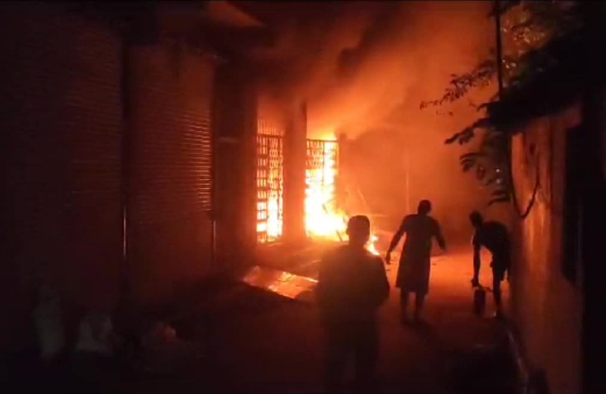 Keshkal News: बुक डिपो में लगी आग, धू-धू कर जलने लगी किताबें, मौके पर पहुंची फायर ब्रिगेड की टीम