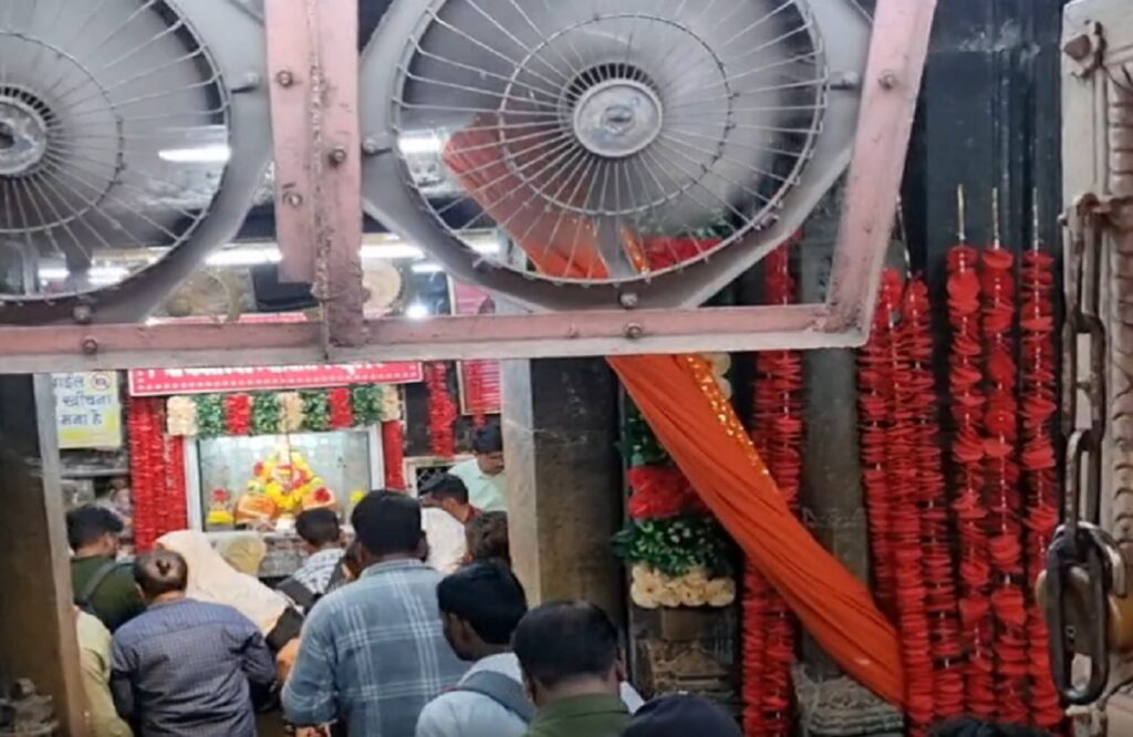 crowd-of-devotees-gathered-in-omkareshwar-2