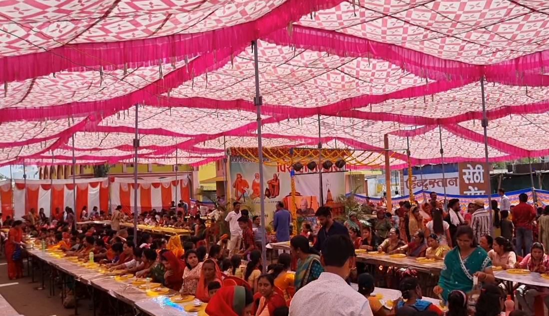 Khandwa: खंडवा में गुरुपूर्णिमा की धूम,लाखो की संख्या में पहुंचे दादाजी भक्त, शहरभर में भंडारे