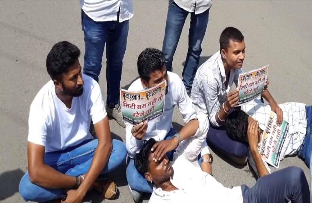 इस मांग को लेकर NSUI ने किया आंदोलन, मौके पर पहुंची पुलिस की टीम, कार्यकर्ताओं ने प्रशासन को दी ये चेतावनी