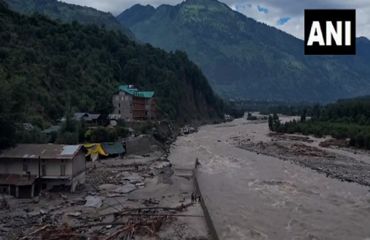 मनाली में आई बाढ़ ने मचाई तबाही, कई सड़के बंद, तेज हवाओं से जानोमाल का खतरा