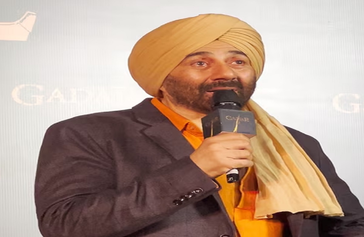 गदर के ट्रेलर लॉन्च के दौरान हुआ कुछ ऐसा, मंच पर रो पड़े Sunny Deol, अमीषा पटेल ने पोंछे आंसू
