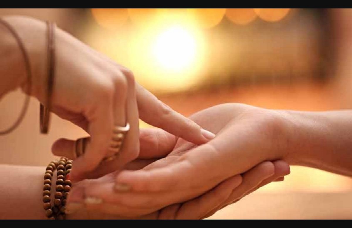 अगर हथेली में है ये निशान, तो चमकने वाली है आपकी किस्मत, हर रोज होती है दौलत में बढ़ोतरी