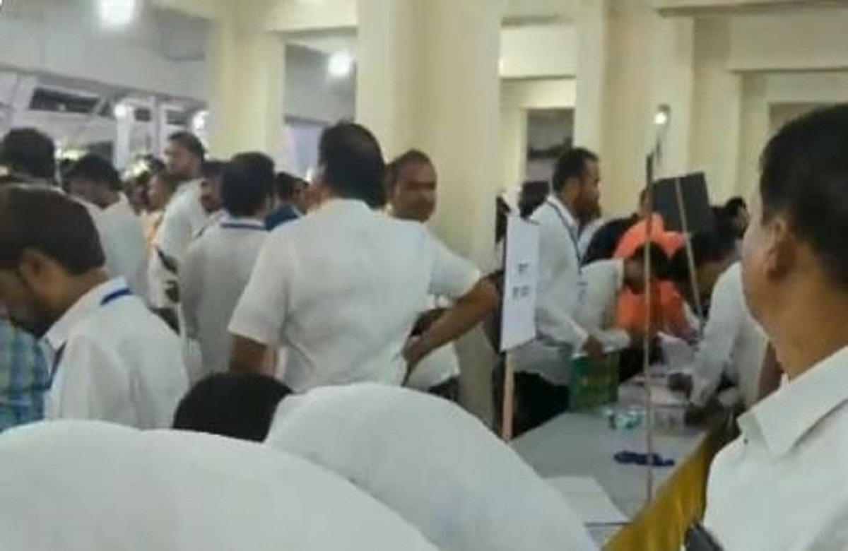 NCP किसकी? अजित और शरद पवार के बीच शक्ति प्रदर्शन, दोनों पक्षों के विधायक और समर्थकों का जमावड़ा शुरू