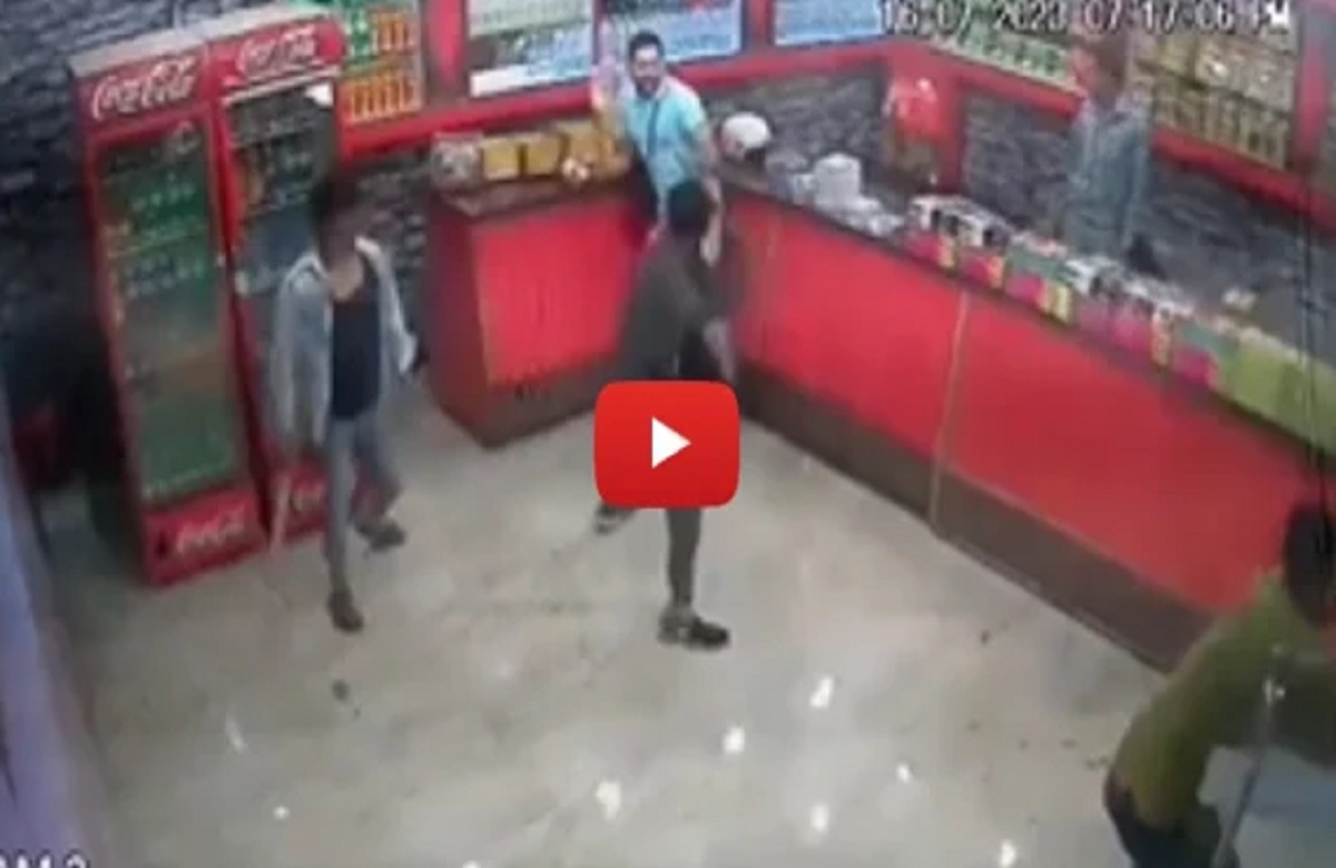 ताजमहल घूमने आए पर्यटक की युवकों ने कर दी जमकर पिटाई , घटना का वीडियो सोशल मीडिया में वायरल…
