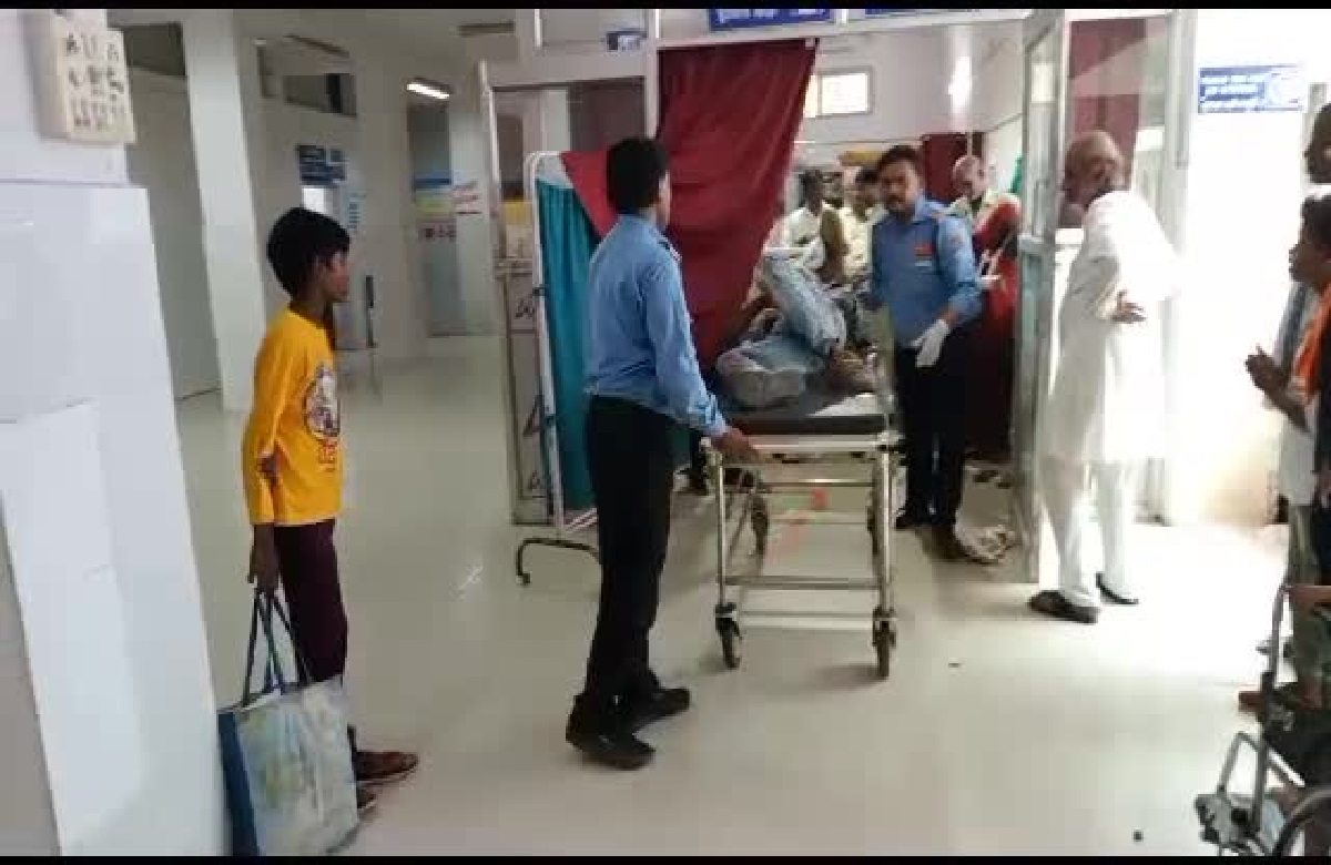 Panna News: तेज रफ्तार बाइक सवारों की हुई जोरदार भिड़ंत, गंभीर रुप से घायल दोनों युवकों को जिला चिकित्सालय में किया गया भर्ती