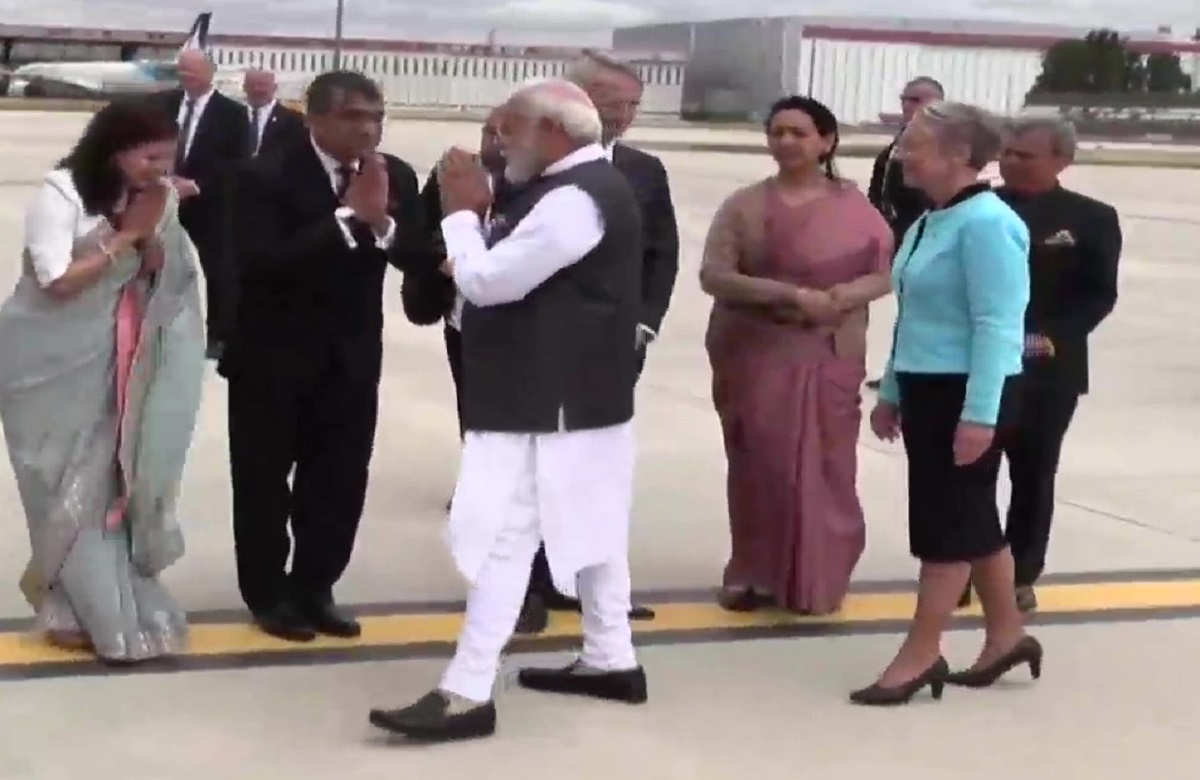 दो दिवसीय यात्रा के लिए पेरिस पहुंचे पीएम मोदी, रात 8.30 बजे राष्ट्रपति इमैनुएल मैक्रॉन के साथ करेंगे डिनर…