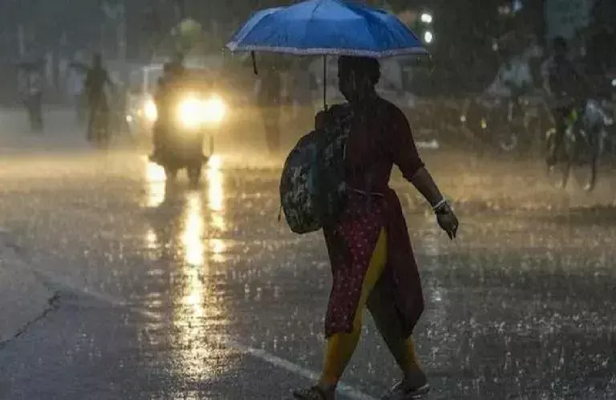 यहां भारी बारिश ने मचाई तबाही, पानी में बही एटीएम और दुकानें, पांच लोगों की मौत