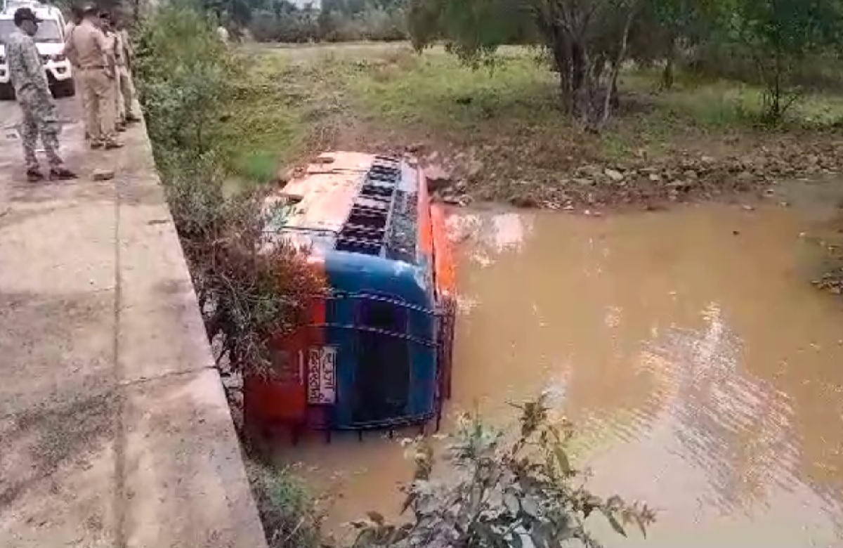 नदी में गिरी श्रद्धालुओं से भरी बस, एक की मौत, कई घायल, मची चीखपुकार