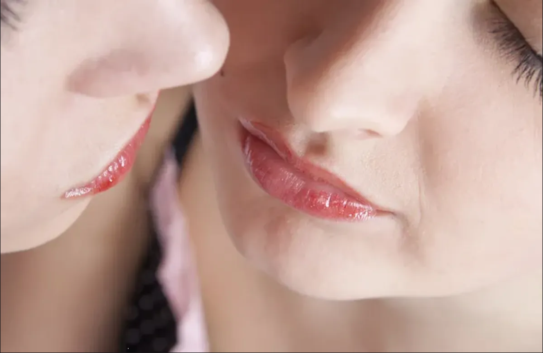 सहेली के प्यार में पड़ गई तीन बच्चों की मां, पति को छोड़कर पार्टनर के साथ किया ये काम