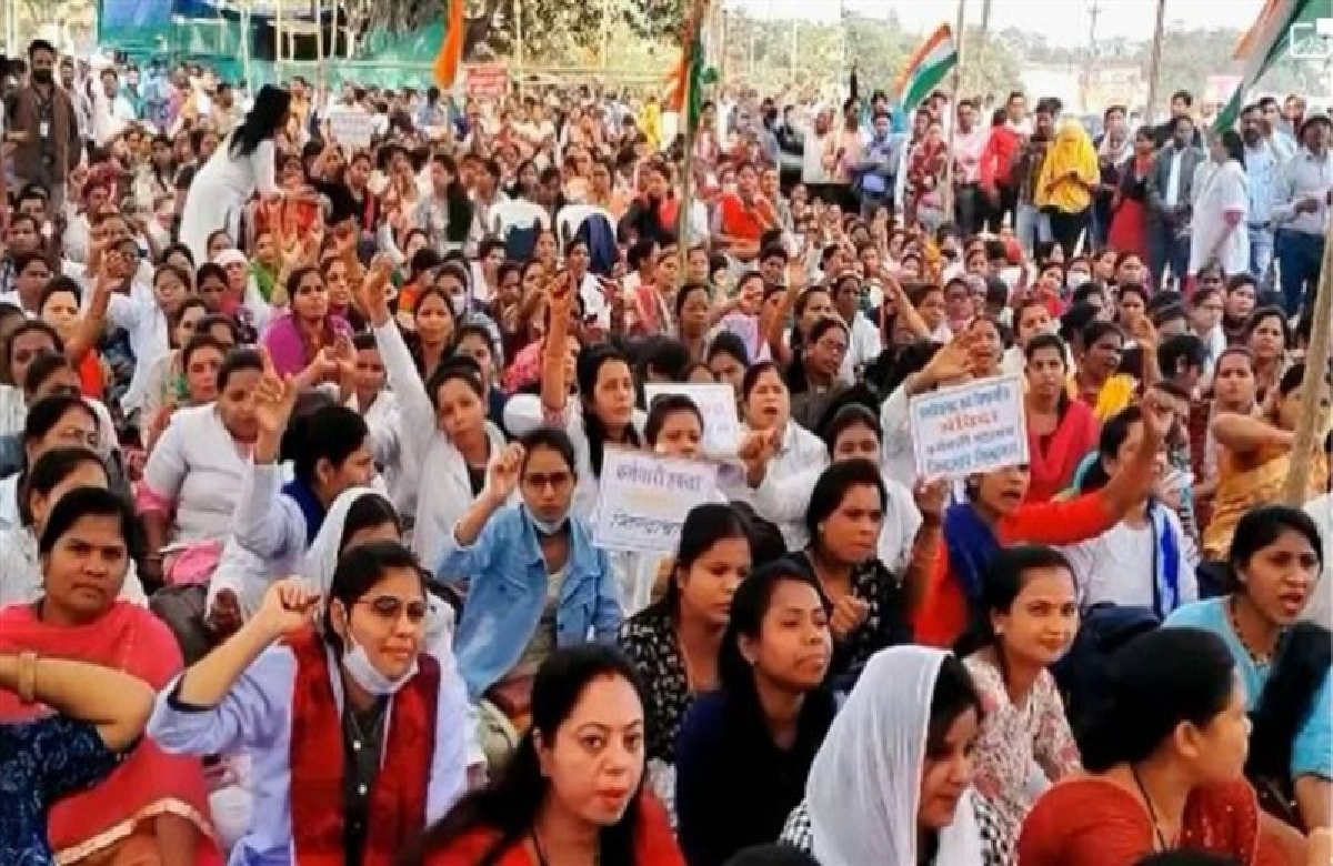 Samvida Employee Protest: संविदा कर्मचारियों ने फिर खोला सरकार के खिलाफ मोर्चा, इन मांगों को लेकर कर रहे प्रदर्शन