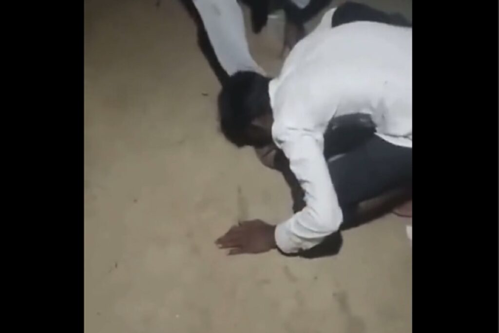 Chappal Chatne ka Video Viral