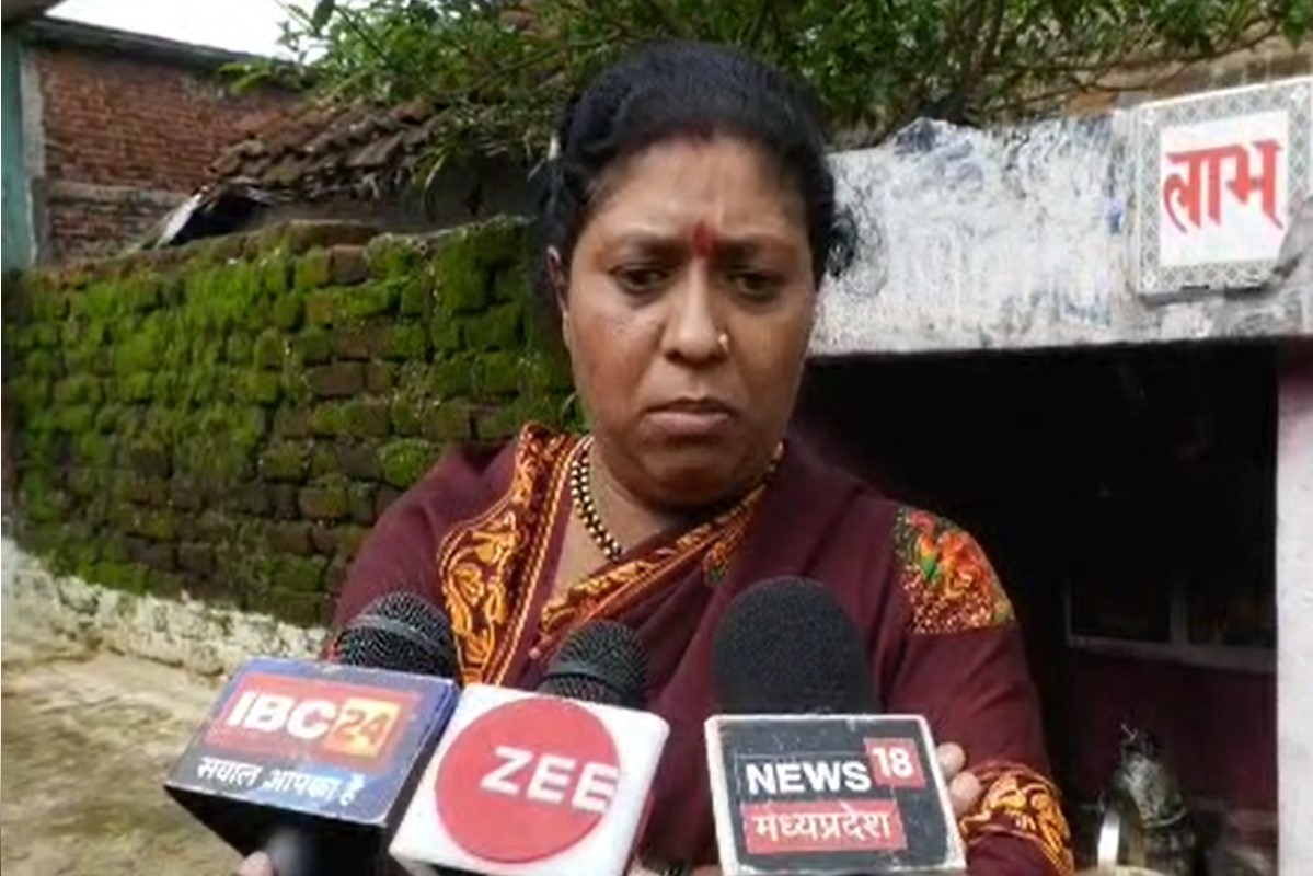 मौत को चकमा देकर टक्क से वापस आ जाती है महिला, 1 साल में 12 बार सांप ने काटा, फिर भी नहीं हुई मौत, जानिए क्या है रहस्यमयी कारण