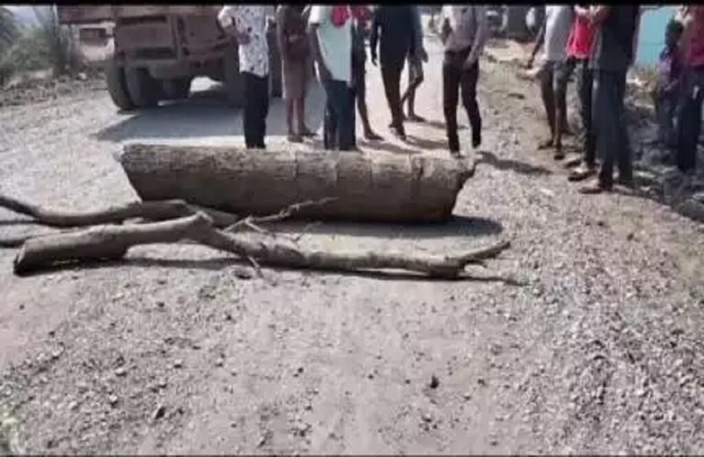 Villagers blocked Orchha Road in Narayanpur