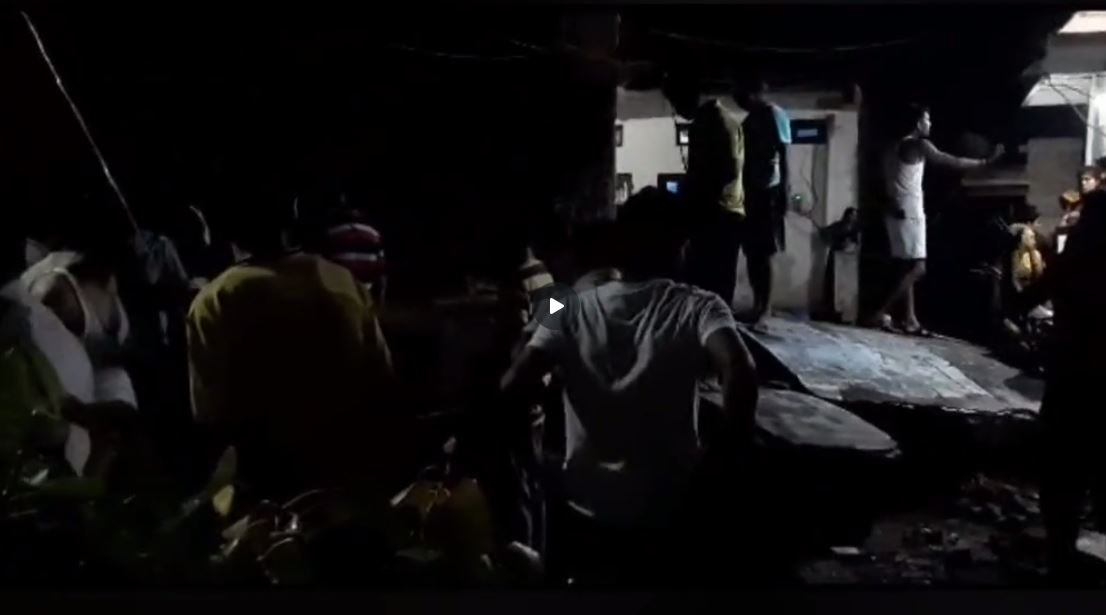 Mandsaur news: पलभर में भरभराकर गिरी पानी की टंकी, तेज बहाव से 100 फीट तक बहा नगर परिषद का कर्मचारी, देखें वीडियो