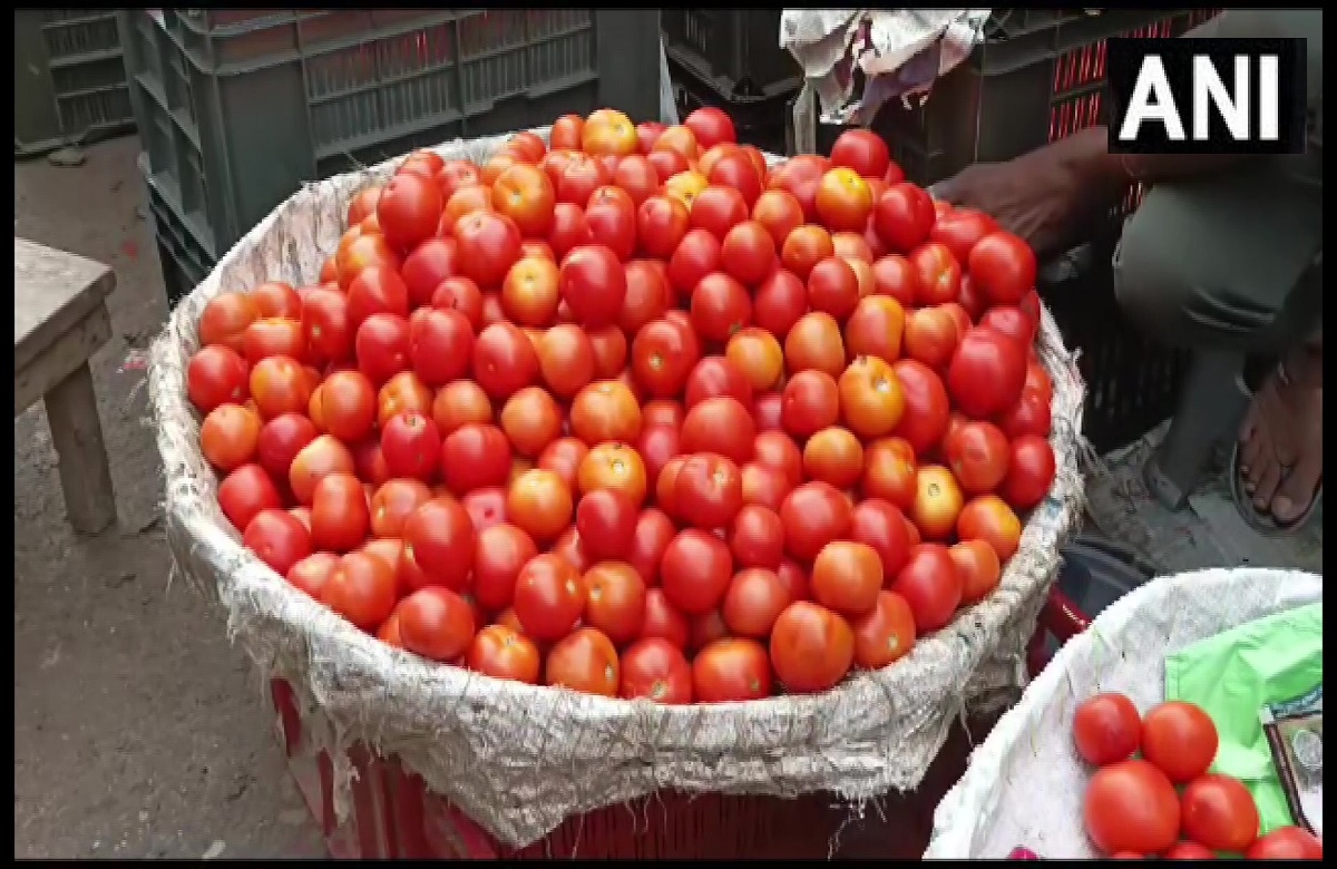 tomato price today: टमाटर के बाद अब बढ़े इन सब्जियों के दाम, 200 रुपए के पार हुआ प्रति किलो का भाव
