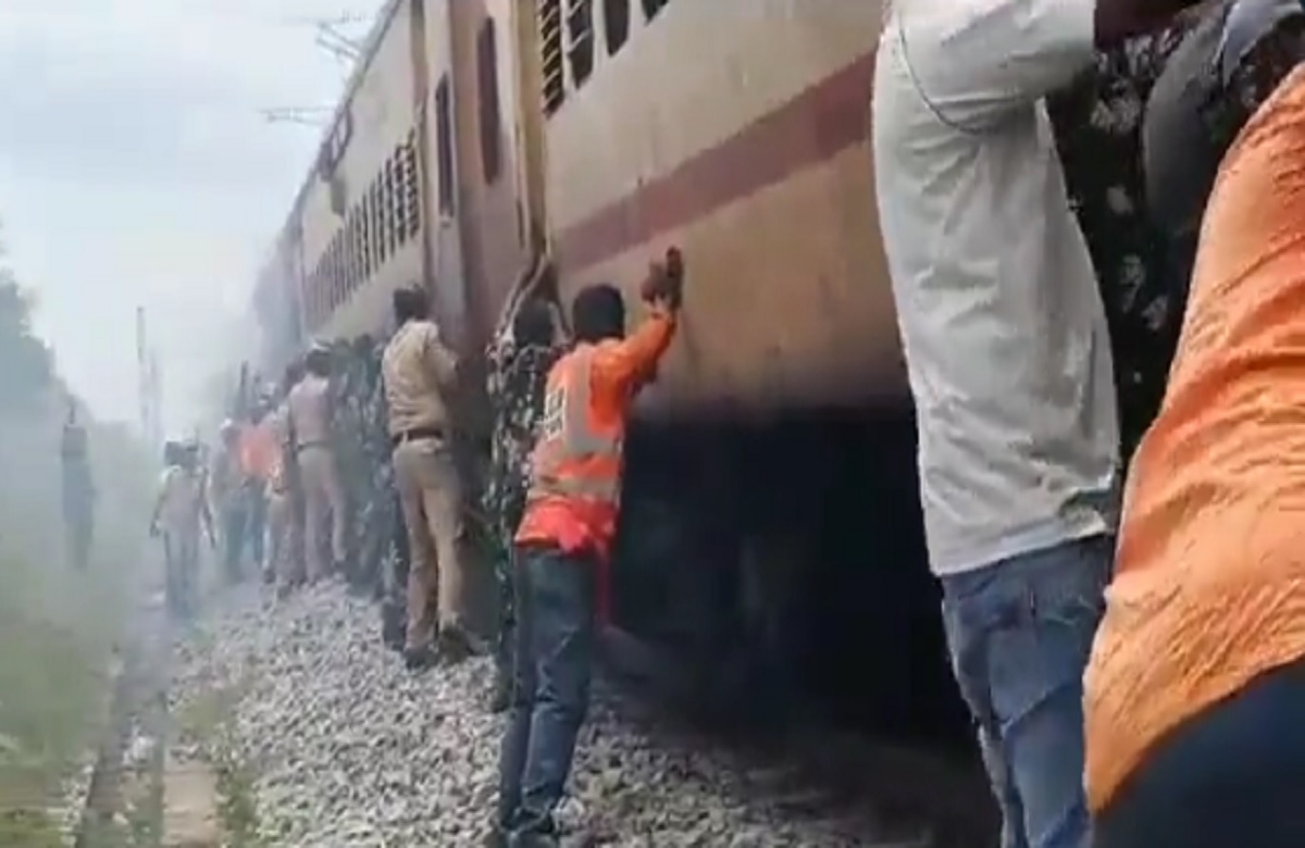 ट्रेन नहीं चली तो सेना के जवानों ने लगाया जोर, धक्का देकर ट्रेन को किया स्टार्ट, अब सोशल मीडिया पर तेजी से वायरल हो रहा वीडियो