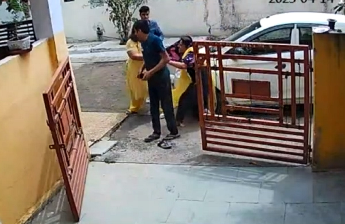 घर के बाहर महिला के साथ ऐसा काम कर रही थी बीजेपी नेत्री, वीडियो वायरल होने के बाद पुलिस ने दर्ज किया मामला