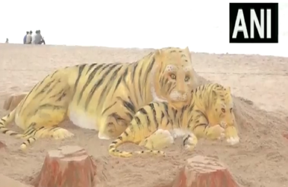 World Tiger Day: रेत कलाकार सुदर्शन पटनायक ने बनाया 15 फीट लंबा बाघ, देखें रेत की मूर्ति की तस्वीर