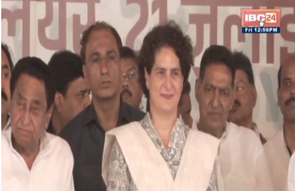 Priyanka Gandhi in Gwalior: मेला ग्राउंड मंच पर पहुंची प्रियंका गांधी, जन आक्रोश रैली को करेंगी संबोधित