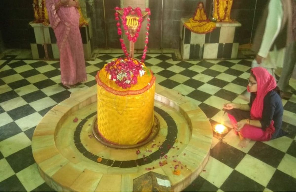 अचलेश्वर महादेव मंदिर में लगे बम बम भोले जयकारे, मनोवांछित फल की कामना के साथ किया गया जलाभिषेक