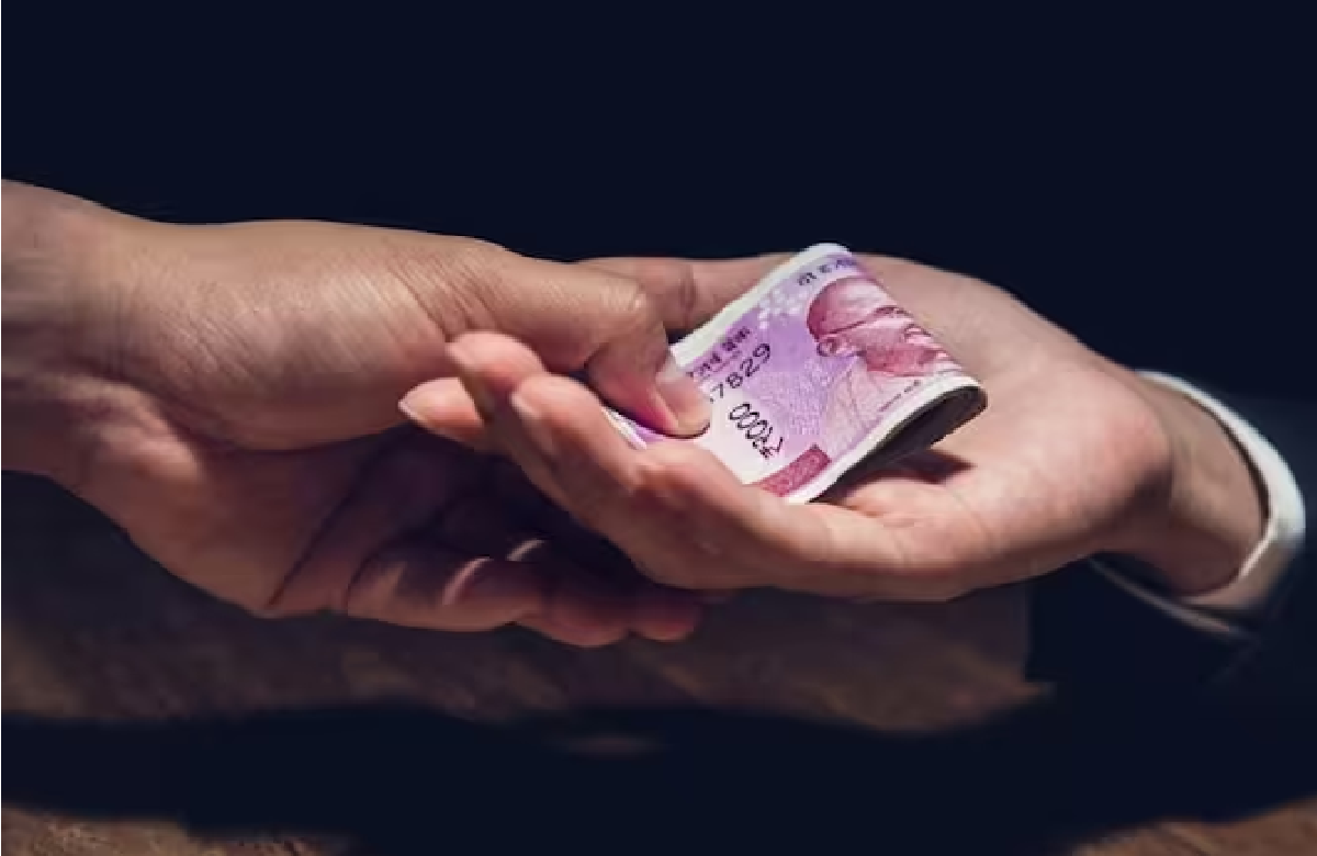 Narmadapuram News : CMHO कार्यालय में रिश्वत लेते रंगे हाथ पकड़ाए तीन बाबू, इस काम के एवज में मांग रहे थे पैसे