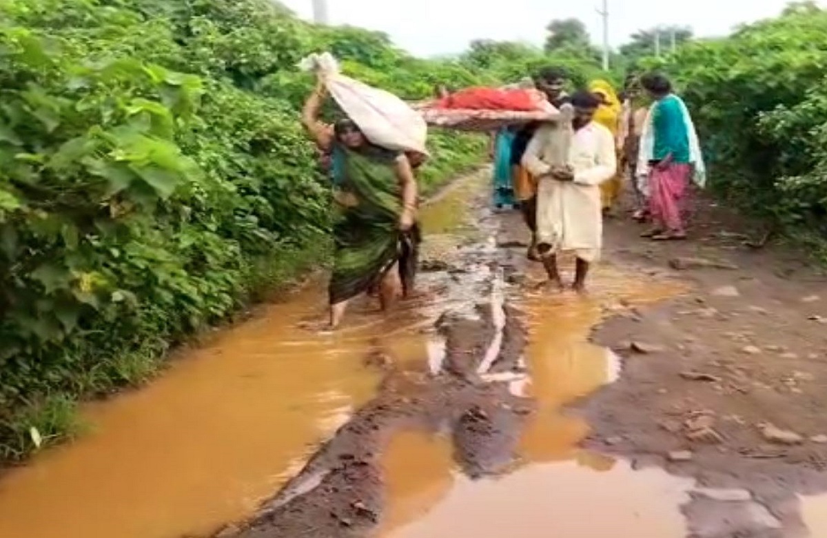 Sehore News: MLA के क्षेत्र में विकास के दावों की खुली पोल, गर्भवती को ग्रामीणों ने खटिया पर लाद कर पहुंचाया अस्‍पताल