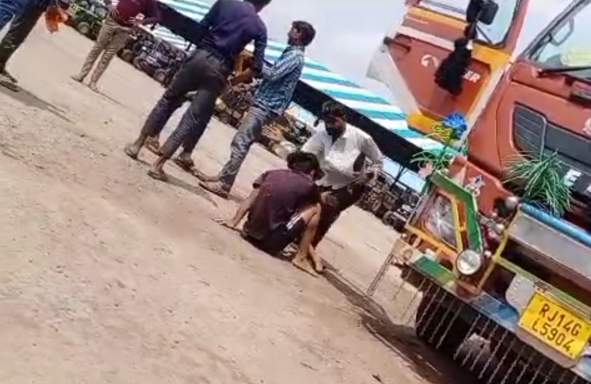 Shivpuri News: अनाज मंडी में दबंगई.. दो युवकों ने मजदूर को पीट-पीटकर किया अधमरा, वीडियो वायरल