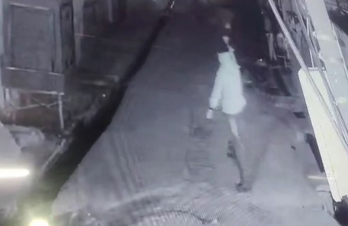 Morena News: सट्टे की पर्ची लेने बदमाशों ने शख्स के घर पर की ताबड़तोड़ फायरिंग, CCTV में कैद हुई घटना