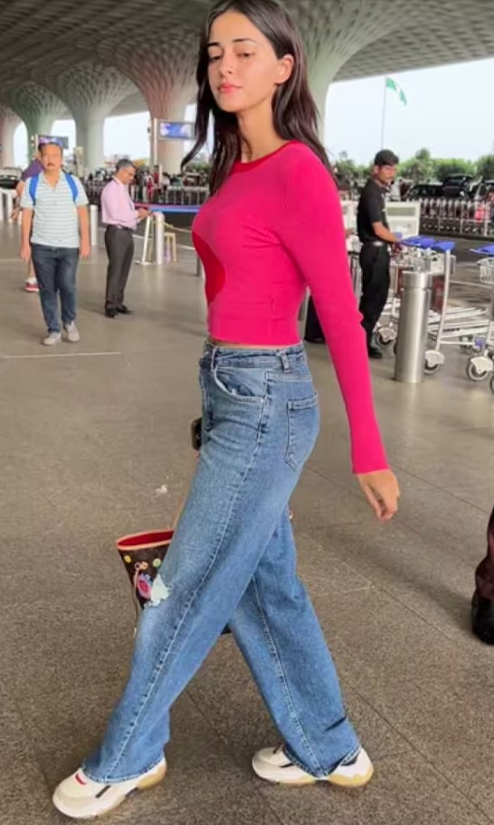 बता दें कि अनन्या पांडे की हर अदा पर लाखों लोग फिदा हैं। बॉलीवुड एक्ट्रेस अनन्या पांडे जल्द ही आयुष्मान खुराना के साथ ड्रीम गर्ल 2 में नजर आने वाली हैं।