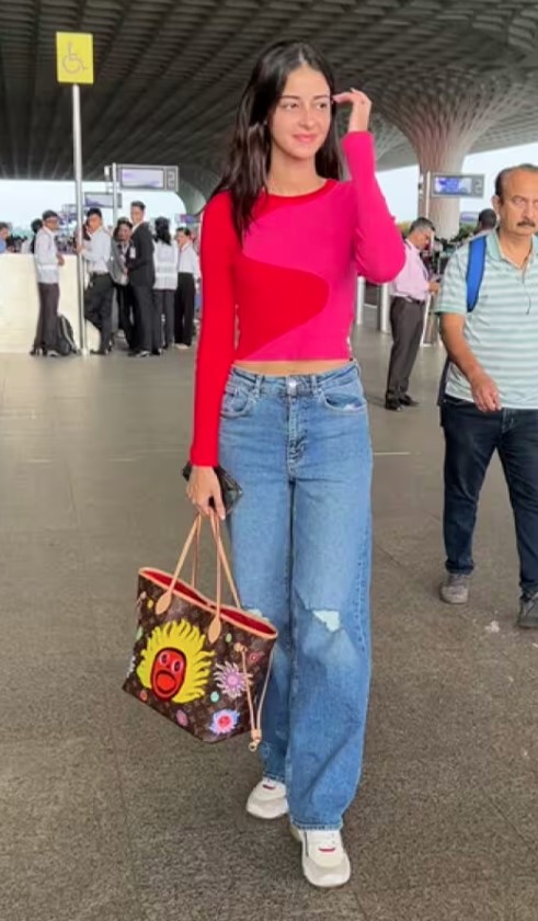 इन तस्वीरों में अनन्या पांडे कैमरे के सामने किलर पोज देती नजर आ रही हैं। अनन्या का हर एक पोज इंटरनेट पर वायरल हो रहा है। इन फोटोज में अनन्या पांडे की स्माइल देखने लायक है।