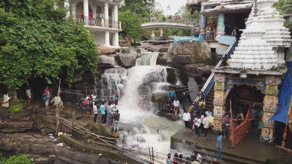 प्राकृतिक सुदंरता के बीच झरने में नहाने से आपको तरोताजगी महसूस होगी। वाटरफाल के ऊपर माता का मंदिर है, जहां लोग दर्शन करने के लिए जाते हैं।