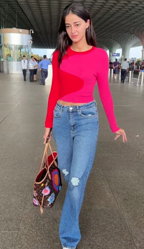 सामने आई तस्वीरों में अनन्या पांडे बार्बी लुक में नजर आ रही हैं। एक्ट्रेस इस अवतार में बेहद क्यूट लग रही हैं। लोग इन फोटोज पर जमकर प्यार बरसा रहे हैं।