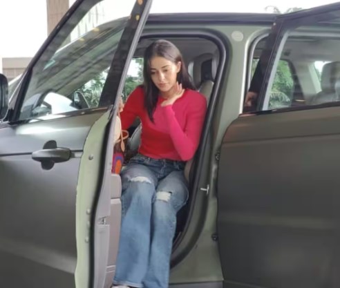 बॉलीवुड एक्ट्रेस अनन्या पांडे को आज पैपराजी ने मुंबई एयरपोर्ट पर स्पॉट किया है। इस दौरान अनन्या पांडे का अंदाज देखने लायक था। इस दौरान अनन्या पांडे ने गाड़ी से निकलते ही अपना जलवा बिखेर दिया। अनन्या पांडे ने स्माइल करके सभी का दिल जीत लिया है।