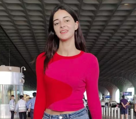 बॉलीवुड की क्यूट एक्ट्रेस अनन्या पांडे इन दिनों अपनी अपकमिंग फिल्म ड्रीम गर्ल 2 की वजह से चर्चा में बनी हुई हैं। इस मूवी में वो आयुष्मान खुराना के साथ नजर आएंगी। इस बीच बॉलीवुड एक्ट्रेस अनन्या पांडे को पैपराजी ने अपने कैमरे में कैद कर लिया है। अनन्या पांडे की इस दौरान की तस्वीरें अब सामने आ गई हैं।