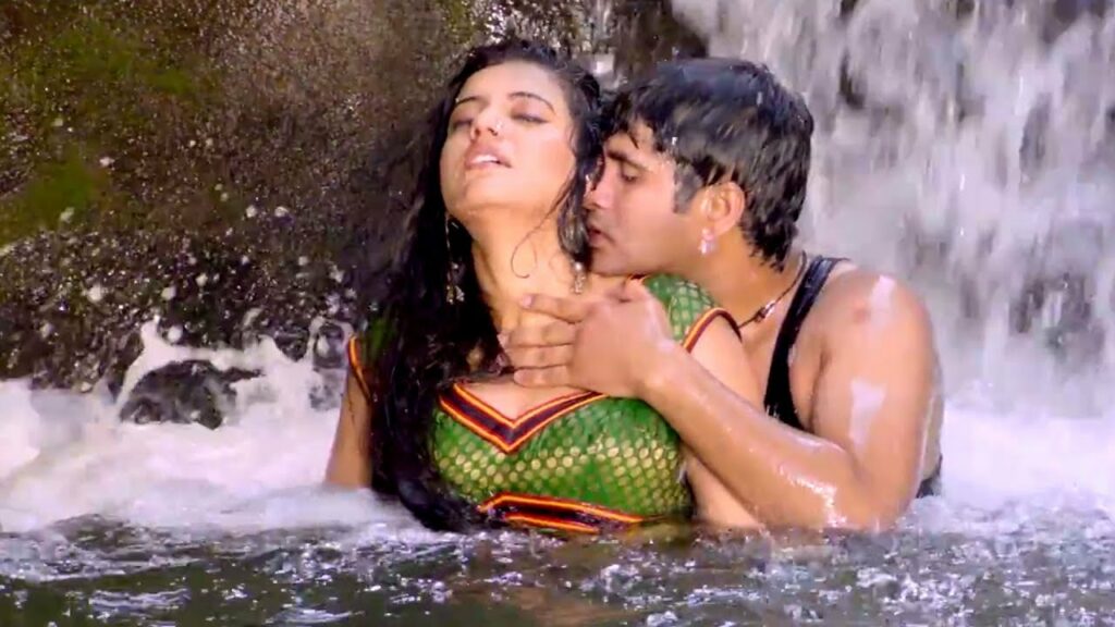 Bhojpuri Gaana: ये कैमरे पर क्या सब करती दिख रही हैं अक्षरा सिंह, पानी में उठा बवंडर