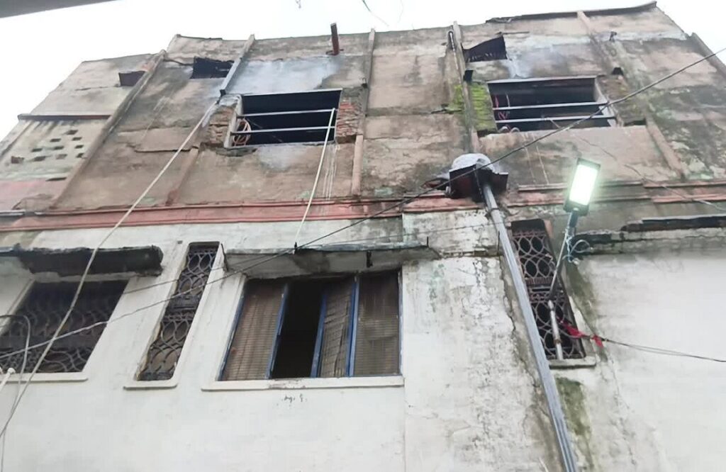 The dilapidated house can bury the life by falling down